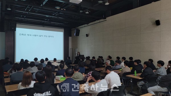 사진2. 임형남 건축사의 강연 모습-1(사진:안양지역건축사회)