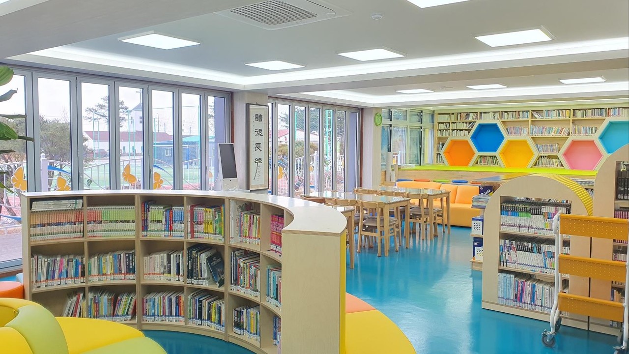 리모델링분야 최우수교 화진초등학교 도서실(건물 중앙 내외부 공간 연결)(자료제공=경기도교육청)