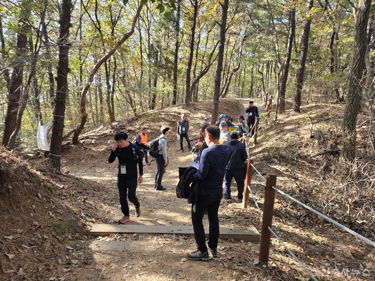 등반코스 곳곳에서 서로 스쳐가는 회원들은 즐겁게 인사를 나누고, 휴식하는 동안 담소도 나누면서 교류하는 시간을 가졌다. 