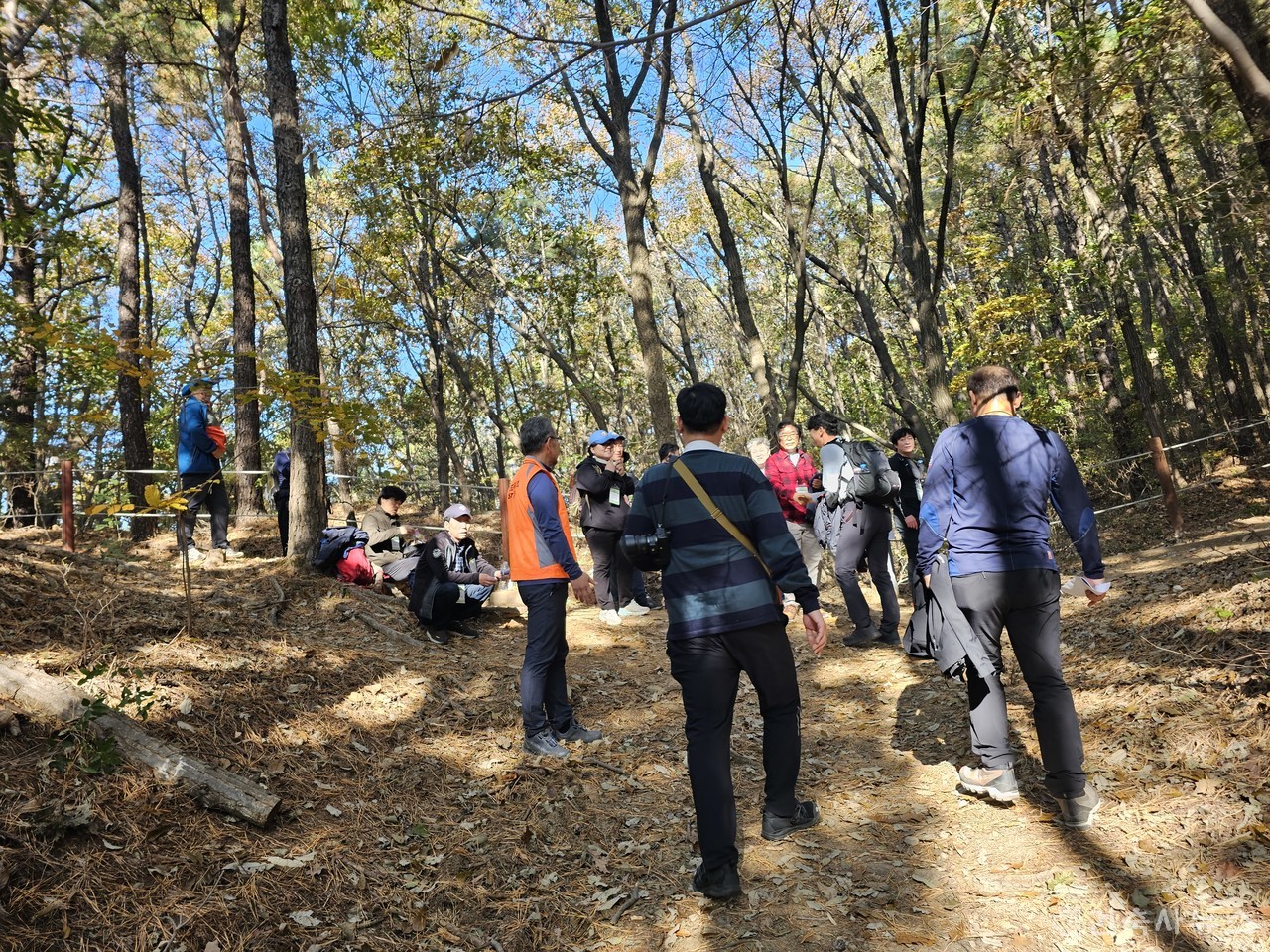 등반코스 곳곳에서 서로 스쳐가는 회원들은 즐겁게 인사를 나누고, 휴식하는 동안 담소도 나누면서 교류하는 시간을 가졌다. 