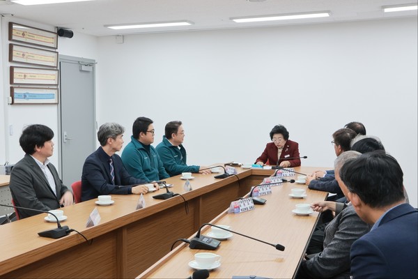 이천 "행복한 동행 기탁식"  김경희 이천시장님 , 이천지역 건축사회(김학식 회장님, 조성원 건축사), (주)즐거운미래, (사)대한한돈협회 이천지부 관계자들이 참석했다.