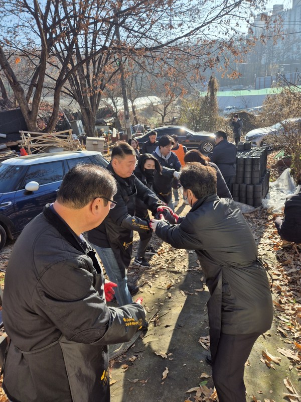 사랑의 연탄나눔봉사 (사진제공=고양지역건축사회)