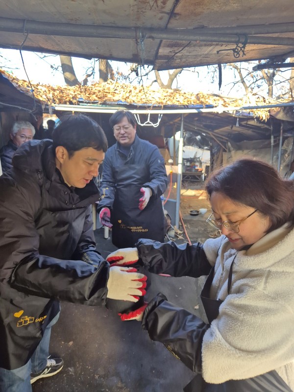 사랑의 연탄나눔봉사 (사진제공=고양지역건축사회)