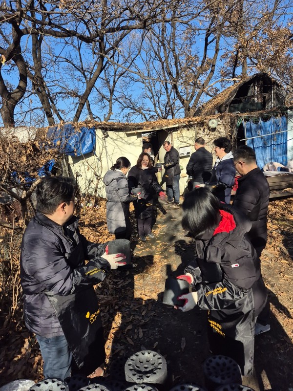 사랑의 연탄나눔봉사 (사진제공=고양지역건축사회)