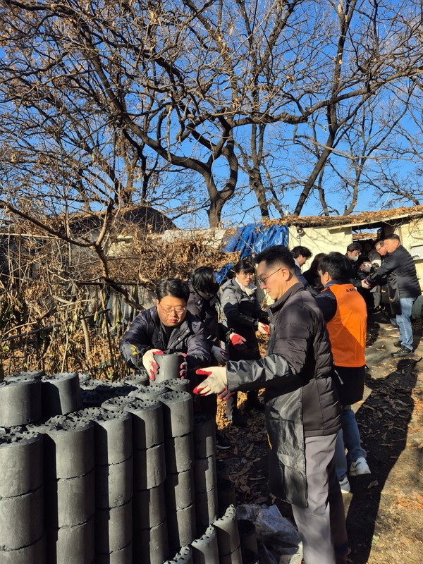 사랑의 연탄나눔봉사 (사진제공=고양지역건축사회)