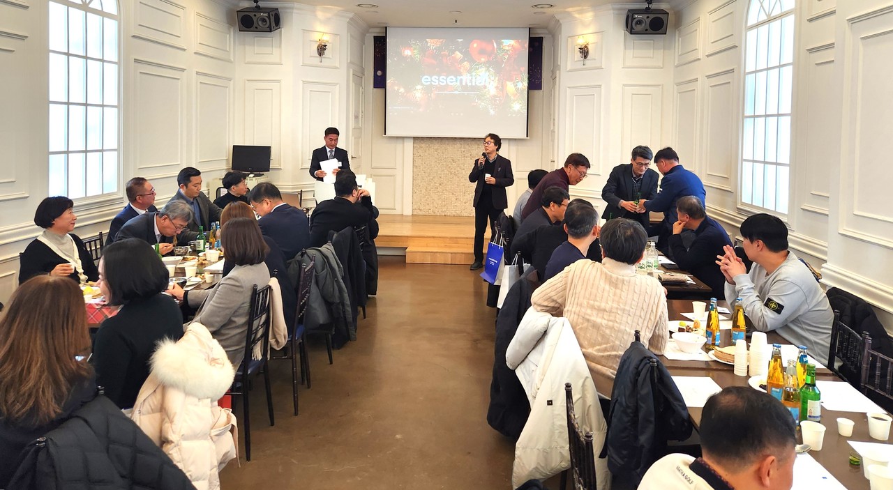 건배사 중인 평택지역건축사회 오병석 회장(자료제공=평택지역건축사회)