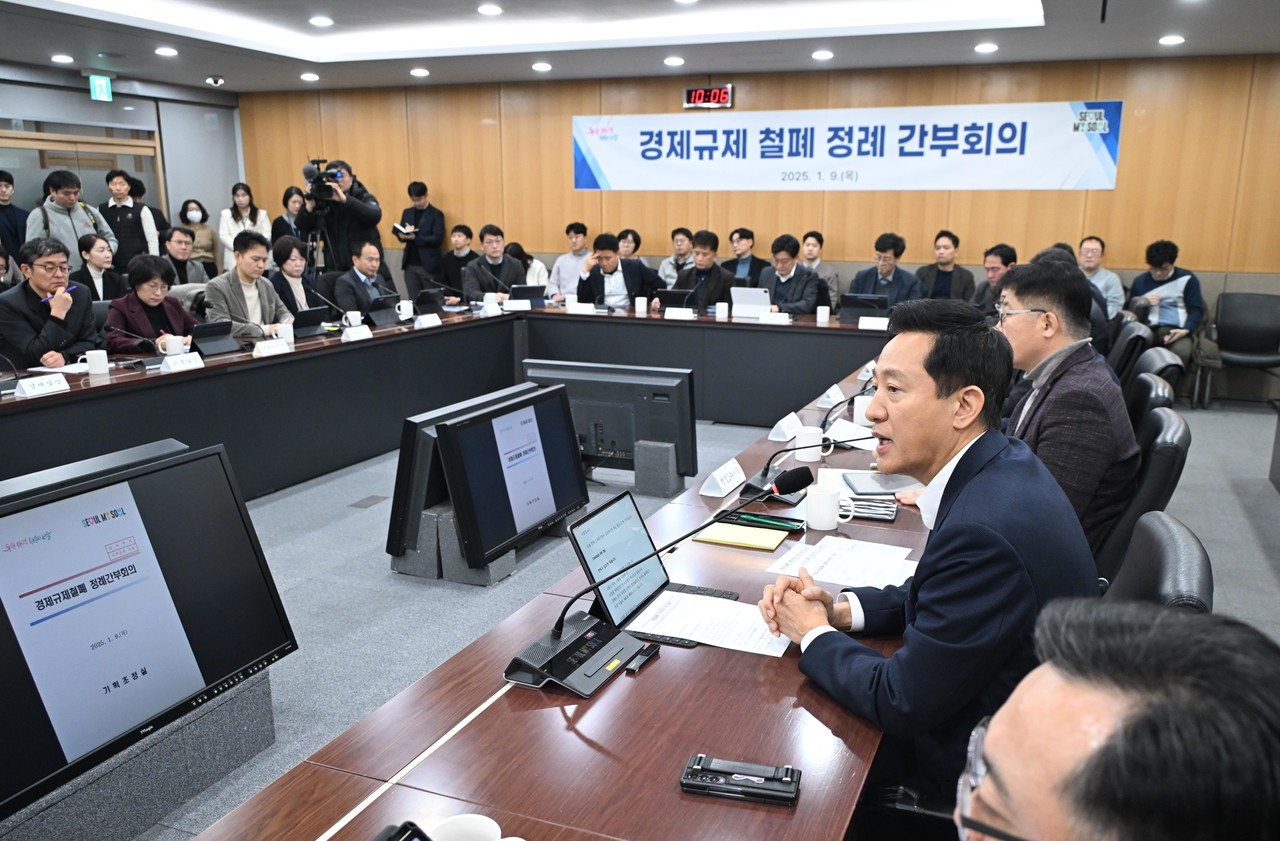 오세훈 시장이 9일(목) 오전 '경제규제 철폐 정례 간부회의'에서 모두발언을 하고 있다(자료제공=서울시)