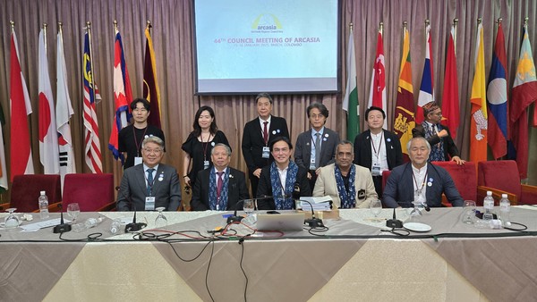 앞줄 왼쪽 김재록 대한건축사협회장,  가운데  Saifuddin Ahmad 아카시아회장,  오른쪽 신춘규  대한건축사협회 국제위원뒷줄 대한건축사협회 국제위원들(자료제공=인천광역시건축사회)