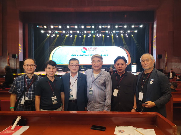 왼쪽  두번째 부터 김영철 인천건축사회장, 윤희경 대한건축사협회 부회장, 김재록 대한건축사협회장,  박형수 인천시건축과장,  신춘규  대한건축사협회 국제위원(자료제공=인천광역시건축사회)