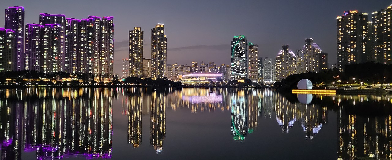 광교호수공원에서 바라보는 수원컨벤션센터 야경(사진제공=최선옥)