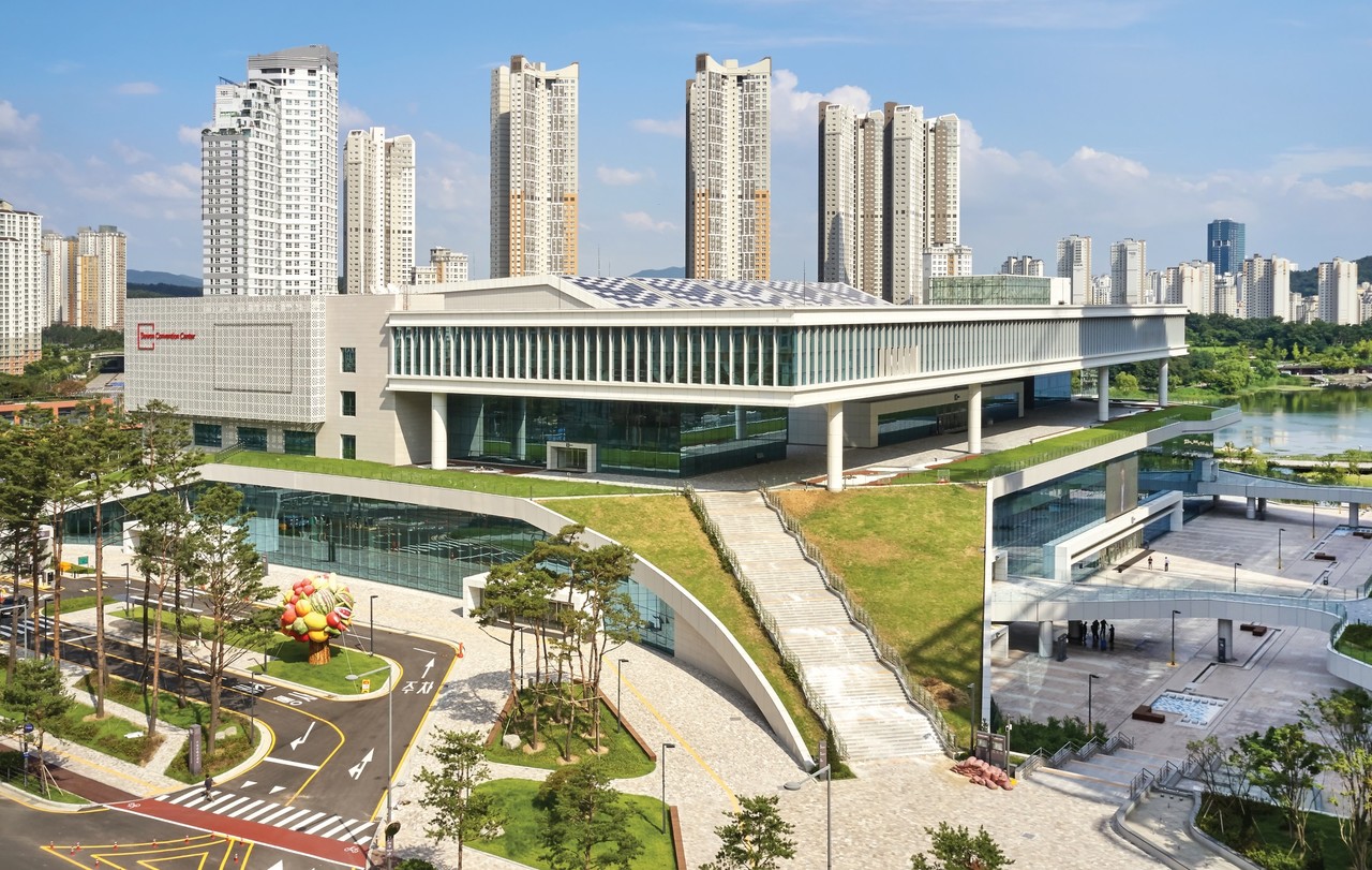 수원컨벤션센터의 전면(자료제공＝수원컨벤션센터)