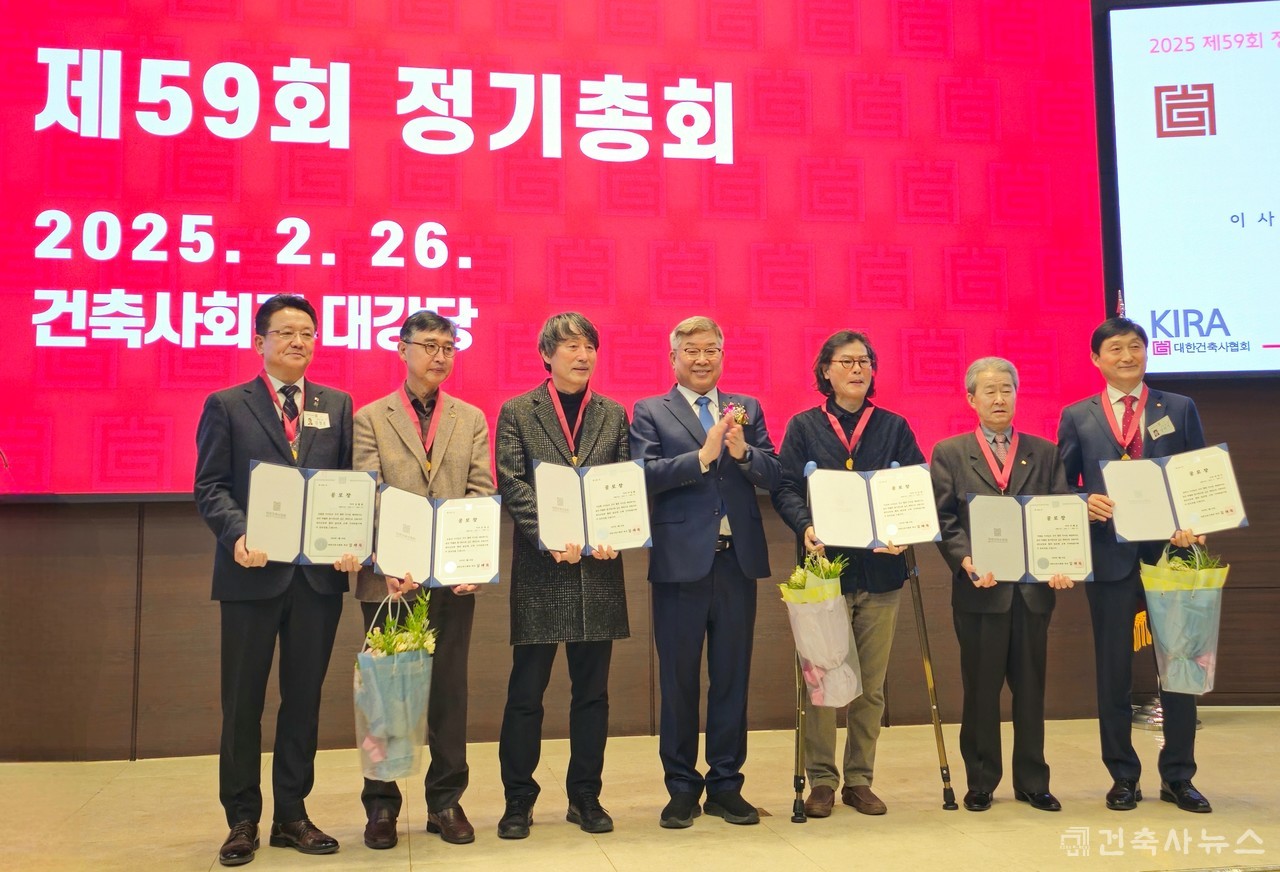 2년동안 협회를 위해 봉사하고 퇴임하는 이해운 이사에게도 공로패을 전달했다. (오른쪽에서 두번째)