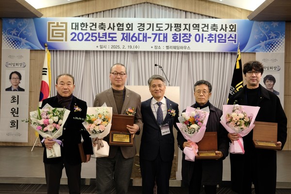 감사패전달, 왼쪽부터 윤석기 감리위원장, 최원희 6대 이임회장, 방인식 7대 취임회장, 임대선 감리총무, 채정훈 총무이사(사진: 가평지역건축사회)