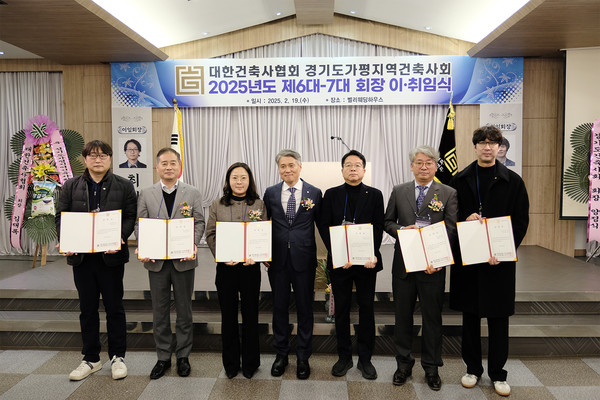 제7대 집행부, 왼쪽부터 이사 성승민, 이사 주남진, 총무이사 송선부, 회장 방인식, 이사 김정민, 부회장 김경근, 이사 채정훈(사진:가평지역건축사회)