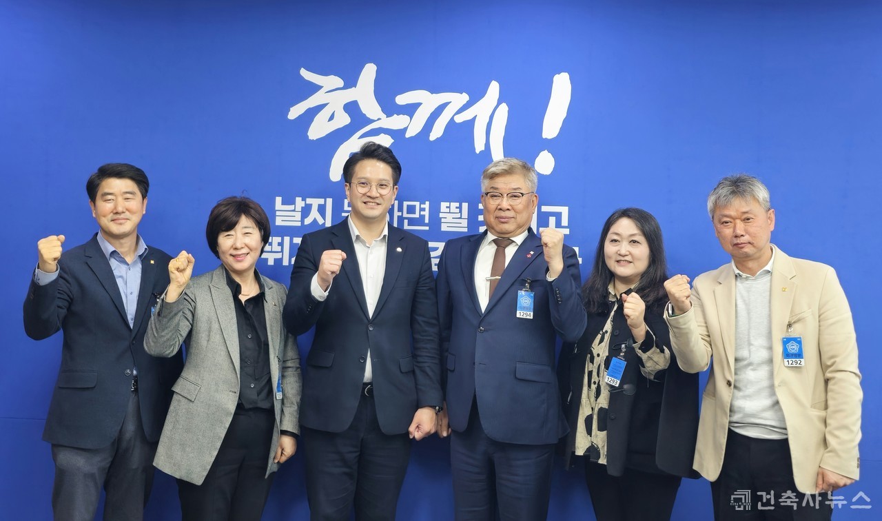 (좌측부터) 화성오산지역건축사회 전영식 회장, 경기도건축사회 김수경 부회장, 전용기 의원, 대한건축사협회 김재록 회장, 이선경 부회장, 화성오산지역건축사회 정남수 부회장