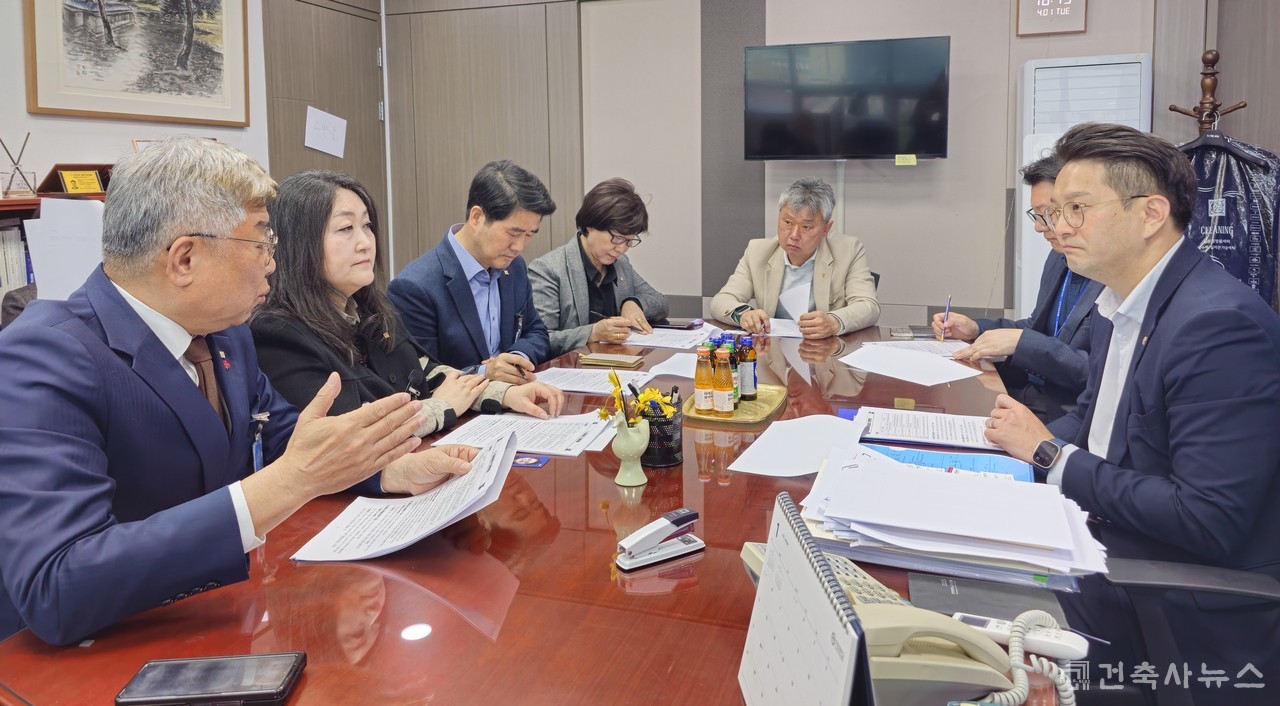 국토교통위원회 전용기 국회의원과 만나 건축사 업무 현안 관련 면담 진행