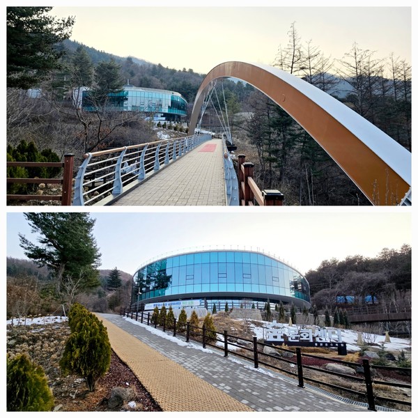 숲문화센터로 연결되는 보행교(위) 입구(아래)(사진=황윤철)