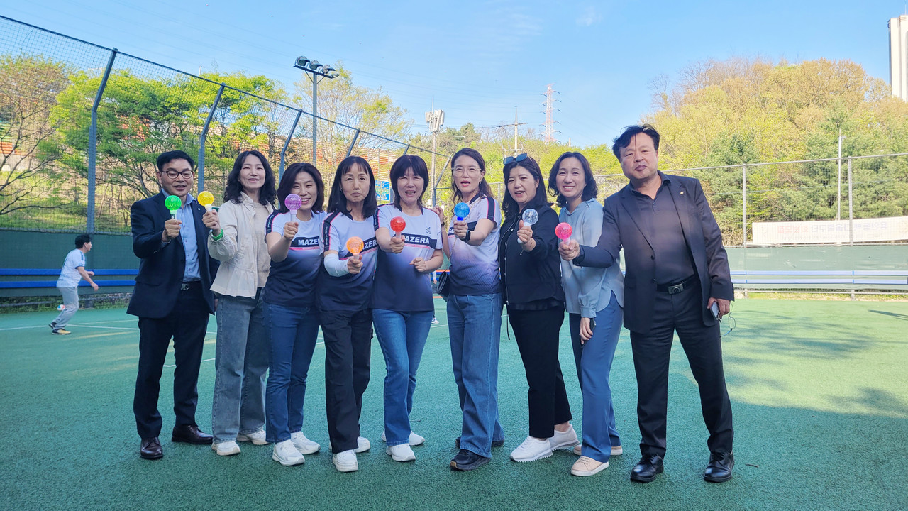 용인지역건축사회와 안양지역건축사회 여성 건축사들도 친선 경기에 참석해 축하했다. (자료제공=용인특례시 건축사 족구회)