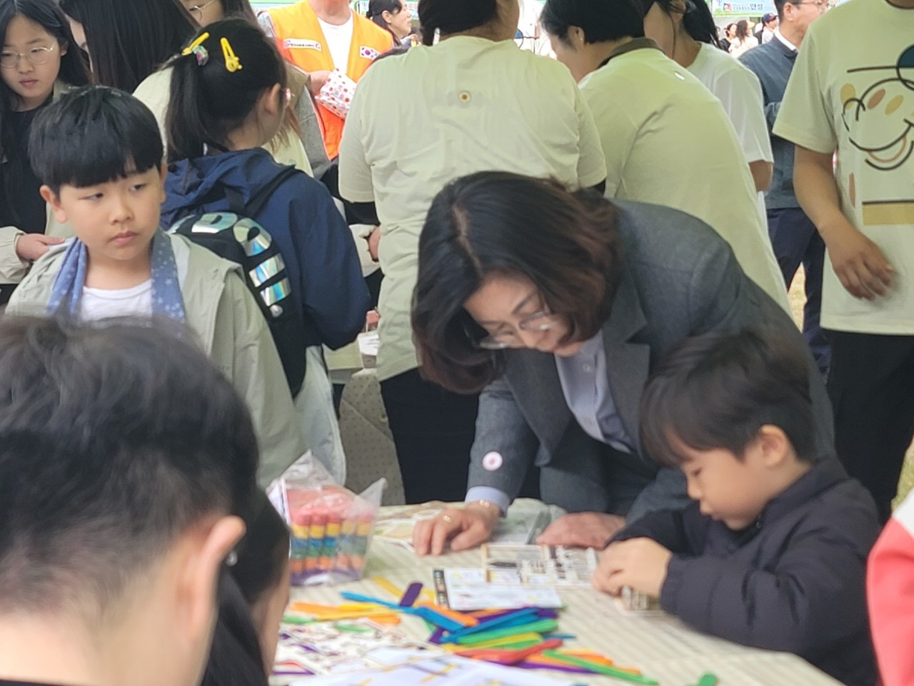 김보라 안성시장은 안성지역건축사회 부스를 찾아 건축모형 만들기 체험을 아이들과 같이 하였다.(자료제공=안성지역건축사회)