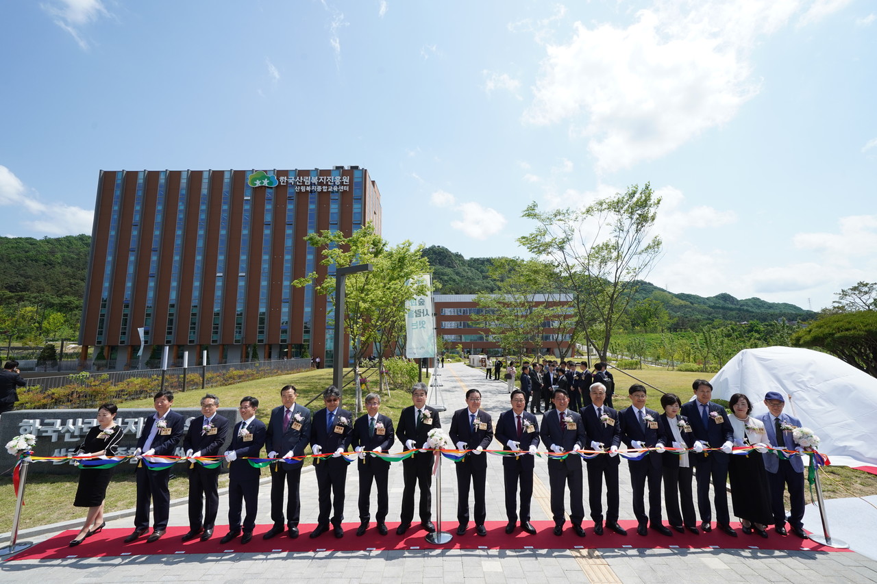 임상섭 산림청장(가운데)이 장종태 국회의원, 이장우 대전광역시장, 남태헌 한국산림복지진흥원장 등 관계자들과 한국산림복지진흥원 산림복지종합교육센터 개소식에서 기념촬영을 하고 있다(자료제공=산림청)