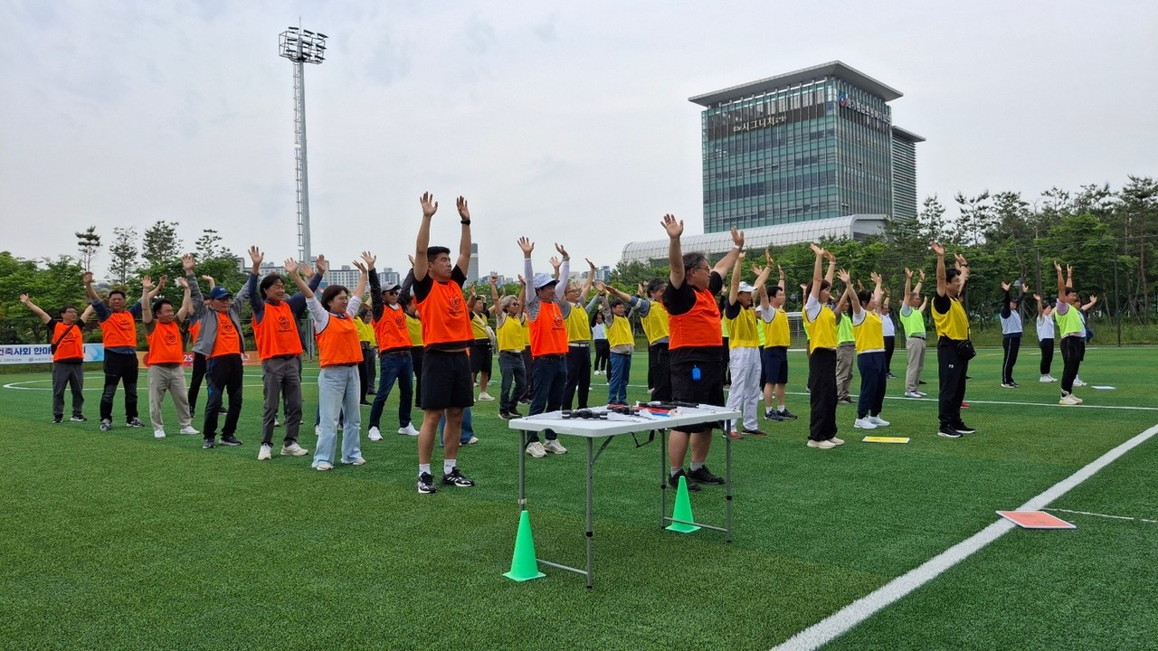 2025년 수원지역건축사회 한마음 운동회 식전 몸풀기 게임(자료제공=수원지역건축사회)