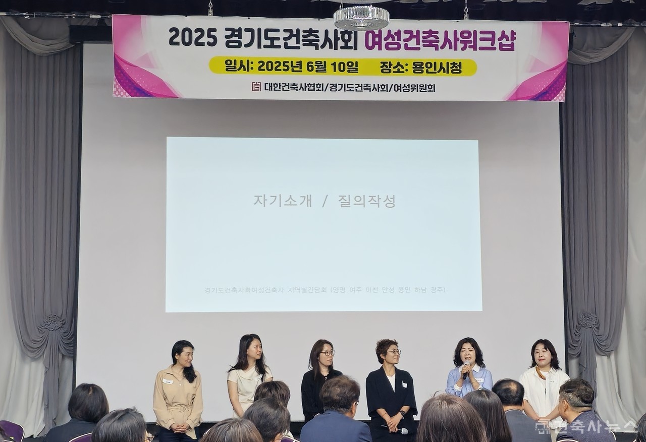 자기 소개 중인 회원들