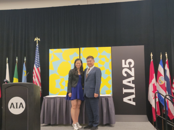 김재록 대한건축사협회장(한국건축단체연합 대표회장)(오른쪽)과 에블린 리(Evelyn M. Lee) 미국건축사협회(AIA) 회장이 기념촬영을 하고 있다.(자료제공=대한건축사협회)