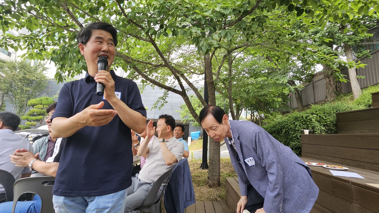 ​깜짝 선물 복주머니 전달하는 전영식 회장(자료제공=화성오산건축사회)