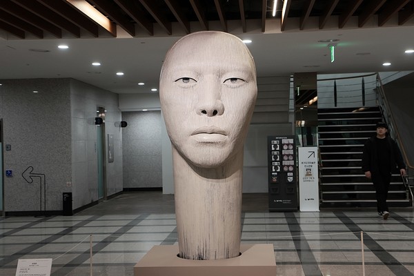 내부 로비에 다양한 도자기 조형물들이 있다. 조형물들이 모두 도자기로 되어 있음에 한번 놀라게 된다.(사진=오원석)