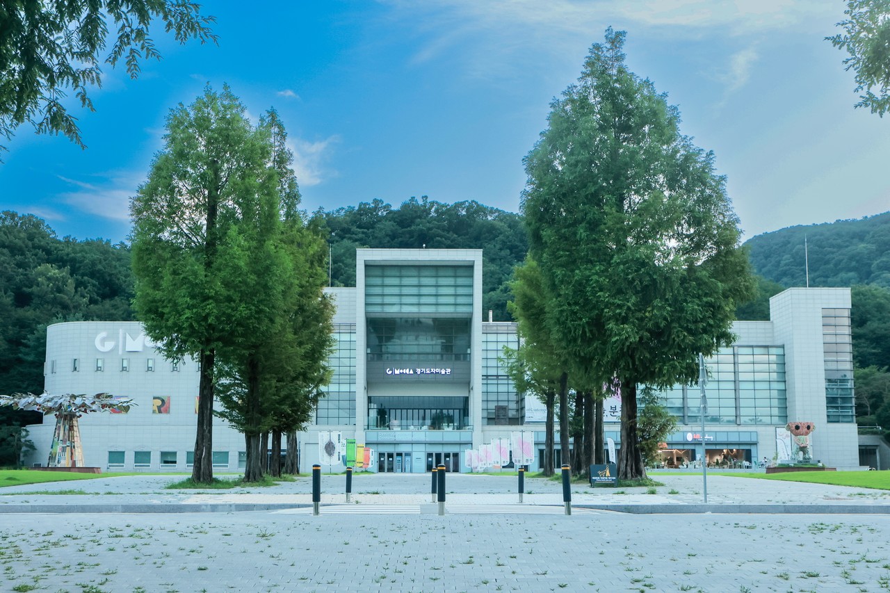 전면광장을 포함한 세라피아의 전경, 설봉공원 리뉴얼 전에는 이 부분이 수공간으로 계획되어 있었다. 필자는 개인적으로 수공간보다는 넓은 잔디광장이 더 마음에 든다.(사진=오원석)