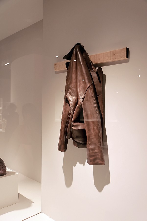 개인적으로 가장 놀라웠던 작품. 가죽점퍼 처럼 보이는 저 전시물도 도자기로 만들어졌다.(사진=오원석)