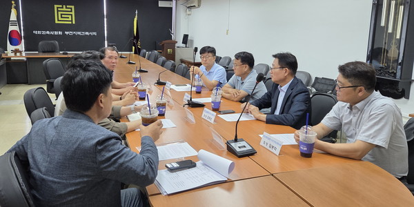 부천지역건축사회와 지역 건설업계가 “지역건설산업 활성화 조례 개정을 위한 공동 건의”를 위한 회의를 가졌다(사진=부천지역건축사회)