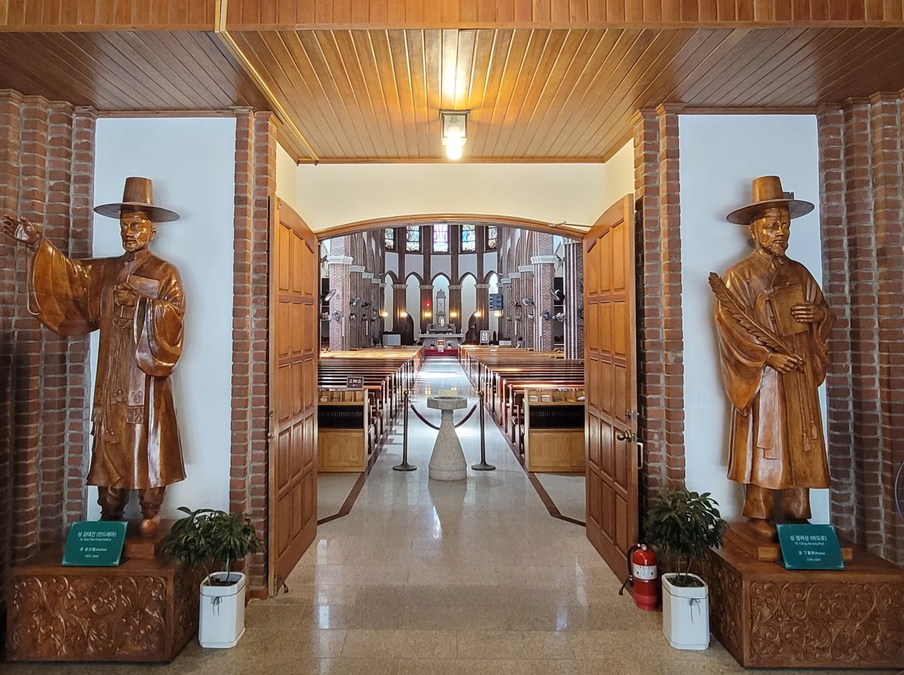 한국 순교103위 시설 기념성당 내부 입구(사진=최연묵)