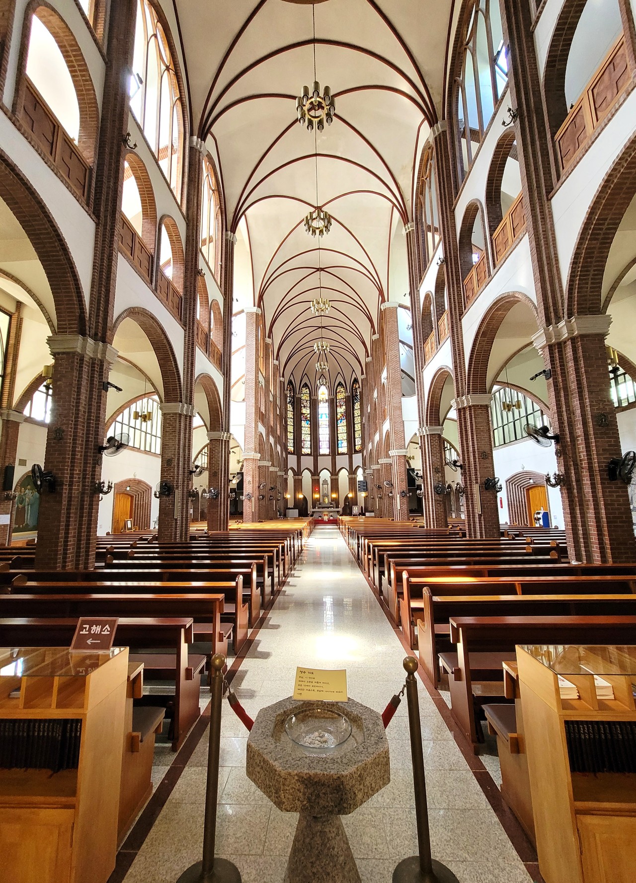 한국 순교103위 시설 기념성당 내부(사진=최연묵)