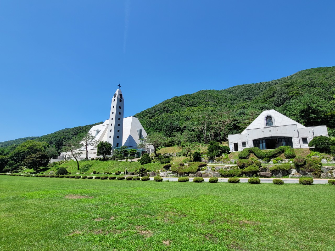 한국 순교103위 시설 기념성당(좌)과 성모당(우)(사진=최연묵