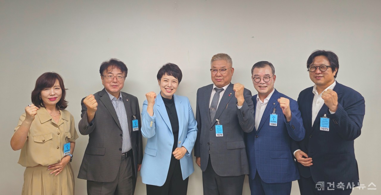 (좌측부터)경기도건축사회 손경애 이사, 양정식 회장, 김은혜 의원, 대한건축사협회 김재록 회장, 윤희경 대외협력단장, 오혁근 부회장