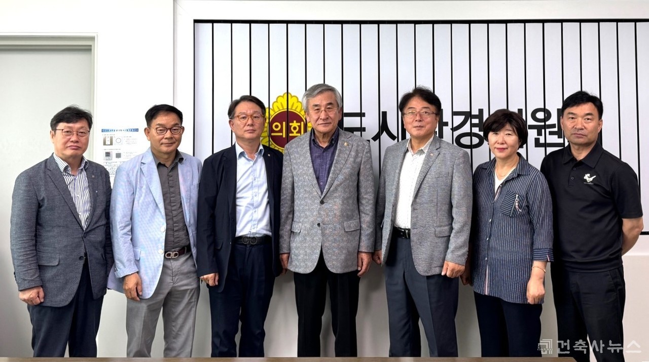 좌측부터 경기도건축사회 허영권·김종기 부회장, 김포지역건축사회 방일석 회장, 도시환경위원회 김시용 위원장, ㄱㅇ기도건축사회 양정식 회장, 김수경