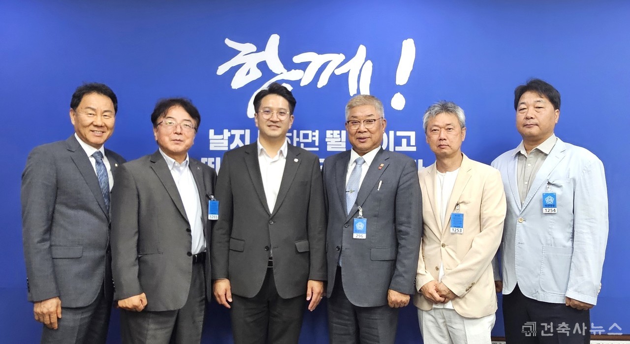 대한건축사협회 대외협력단 정내수 부단장, 경기도건축사회 양정식 회장, 전용기 의원, 대한건축사협회 김재록 회장, 화성오산지역건축사회 정남수 부회장, 이승재 법제정책분과장