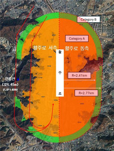 선회접근 경로를 활주로 동측에서 서측(청계산)으로 변경한 안을 설명한 사진(자료제공=성남시)