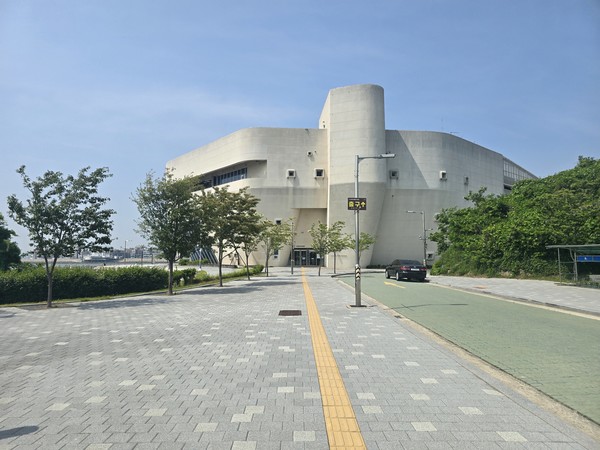 시흥오이도박물관 전면광장(사진=변희영)