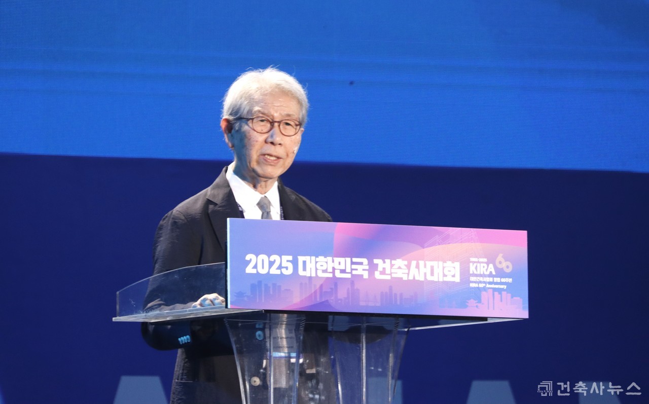 기조강연 중인 야마모토 리켄(Riken Yamamoto)