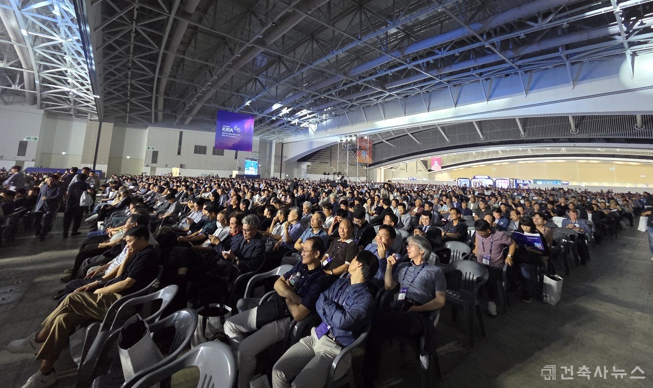 기도 31개 시군에서 경기도건축사회 회원 800여 명도 대회장을 찾았다.