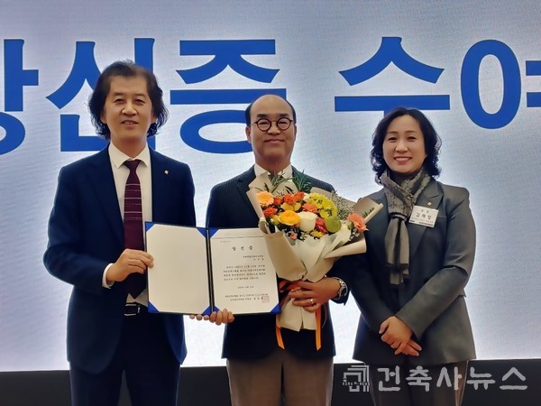 (좌측부터) 안양지역건축사회 제29대 회장 김길용 건축사(선거관리위원장), 제31대 회장 당선자 안기성  건축사, 제30대 회장 김재정 건축사(자료제공=안양지역건축사회)